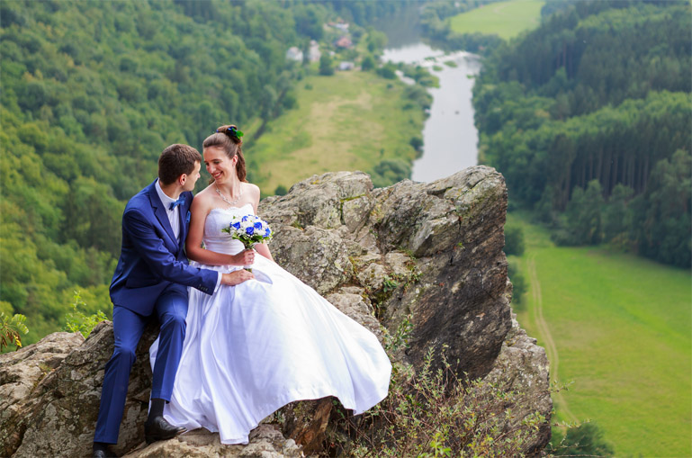 svatební foto - nad řekou
