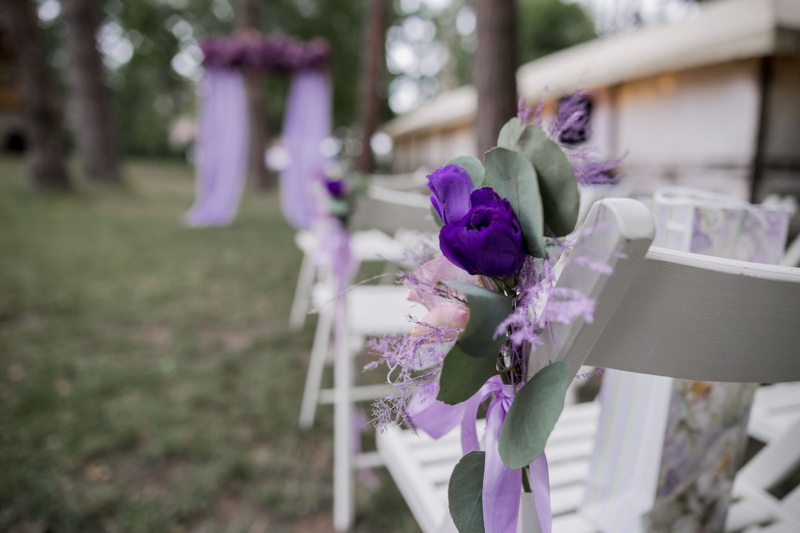 Fialová svatba: Elegantní a mystická barevná kombinace