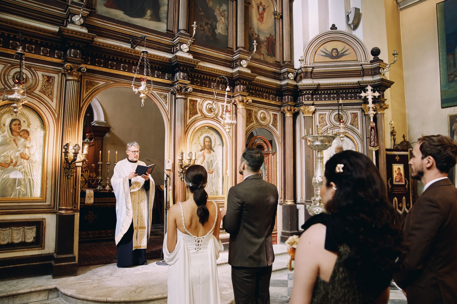Svatební rituály a tradice při církevních obřadech: Průvodce symbolikou a významem jednotlivých částí svatebního obřadu
