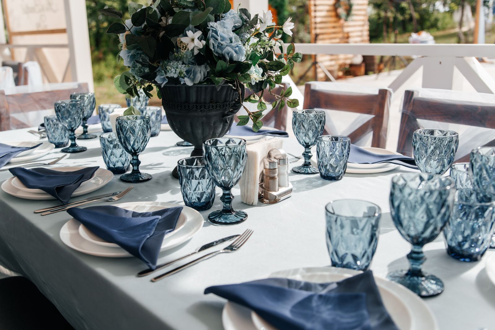Navy (námořnická modrá) svatba: Elegance, tradice a nadčasový půvab