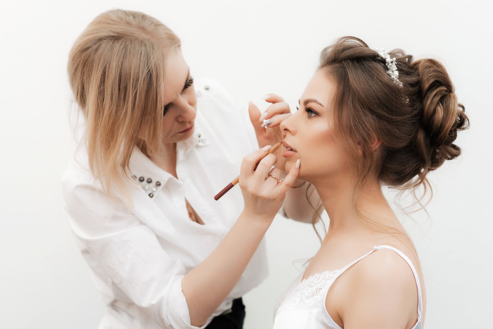 Makeup na svatbu: Průvodce pro dokonalý svatební look 2024
