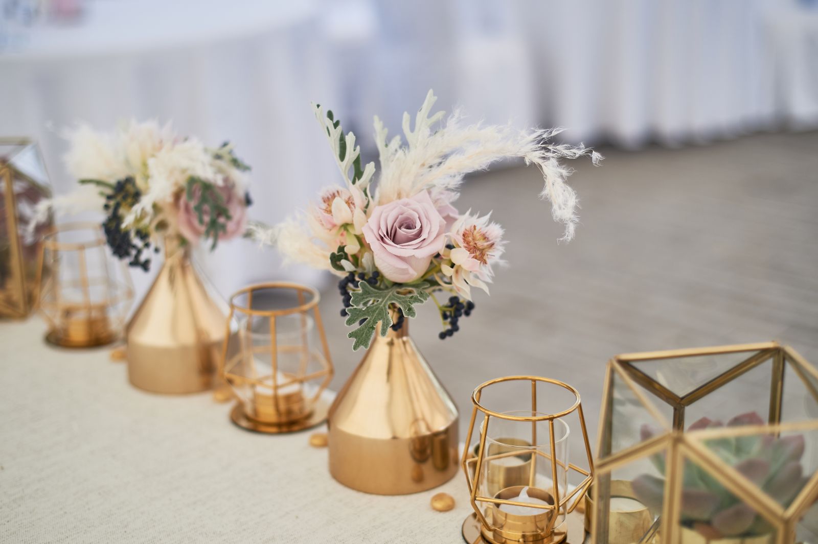 Barva svatby zlatá: Elegantní průvodce pro luxusní svatební den